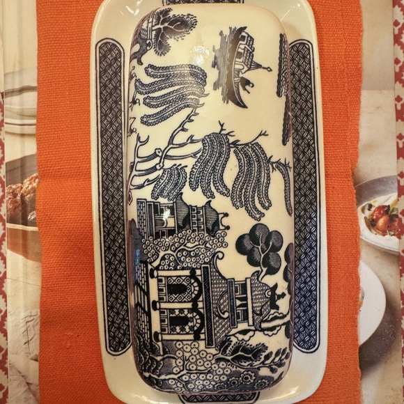 Churchill of England Blue Willow Covered Butter Dish - Staffordshire England - Picture 4 of 6